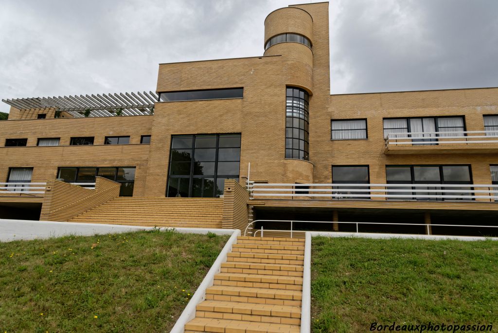 Une ossature de piliers de béton armé assure la fonction porteuse et 3 couches de briques pour les murs.